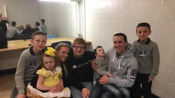 Ed Sheeran con la familia del pequeño