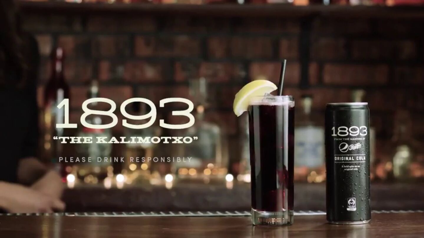 Frame 2.334968 de: Pepsi revela la f&oacute;rmula del 'kalimotxo glamour': vino tinto y cola de toda la vida, pero con clase