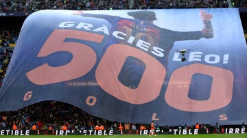 Pancarta gigante por los 500 goles de Messi en el Camp Nou