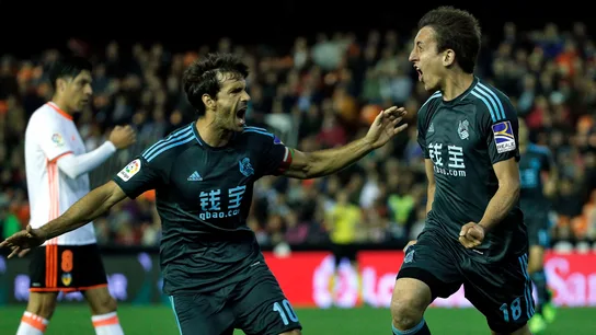Mikel Oyarzaba y Xabi Prieto celebran un gol Mikel Oyarzaba y Xabi Prieto celebran un gol