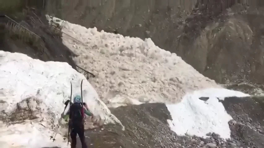 Frame 18.180253 de: Montañeros vascos logran grabar el impactante alud de nieve húmeda por las Montoñas Rocosas de Canadá