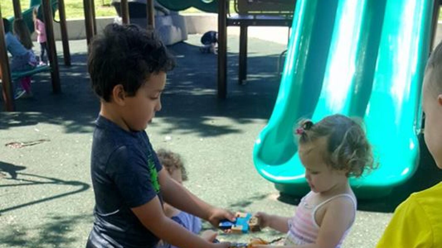 Ni&ntilde;os jugando en el parque con los juguetes
