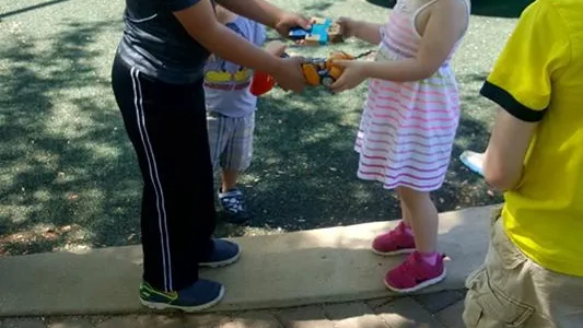 Niños jugando en el parque con los juguetes