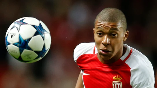 Mbappé, en una acción con el Mónaco Mbappé, en una acción con el Mónaco