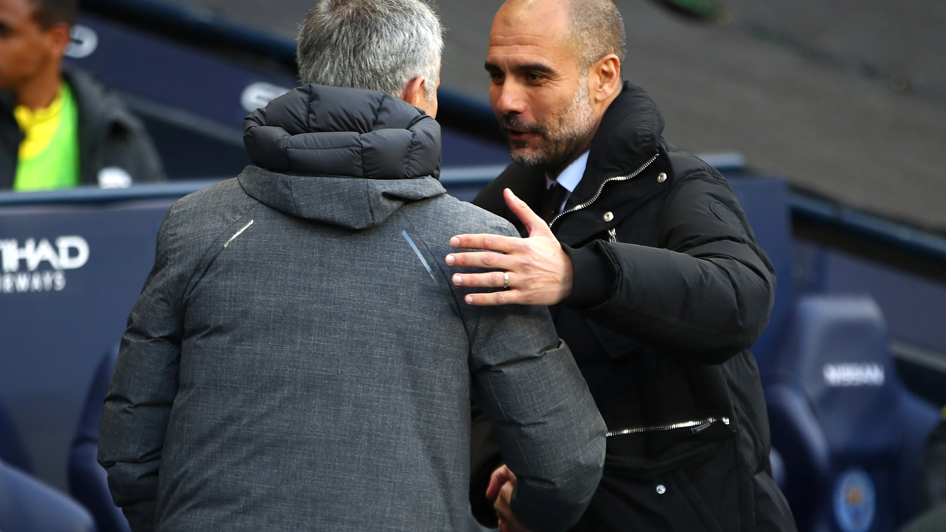 Afectuoso saludo entre Mourinho y Guardiola antes del partido Afectuoso saludo entre Mourinho y Guardiola antes del partido