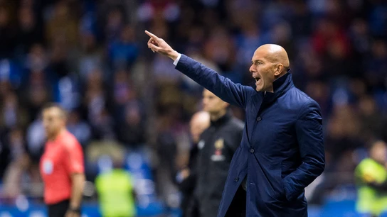 Zidane da instrucciones a sus jugadores en la banda de Riazor Zidane da instrucciones a sus jugadores en la banda de Riazor