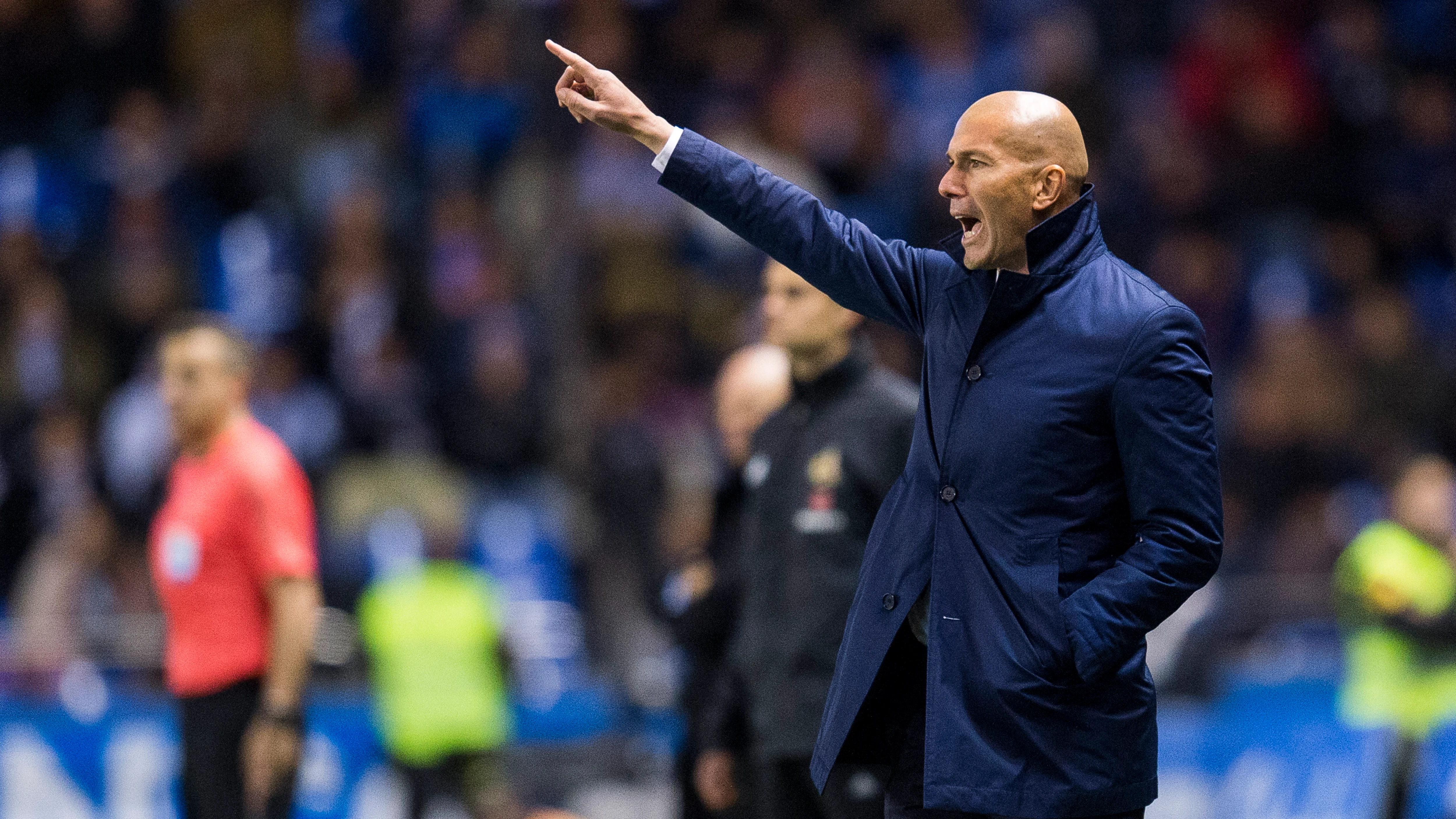 Zidane da instrucciones a sus jugadores en la banda de Riazor