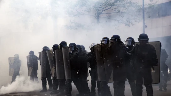 Estudiantes y miembros de movimientos antifascistas se enfrentan a la Policía Estudiantes y miembros de movimientos antifascistas se enfrentan a la Policía