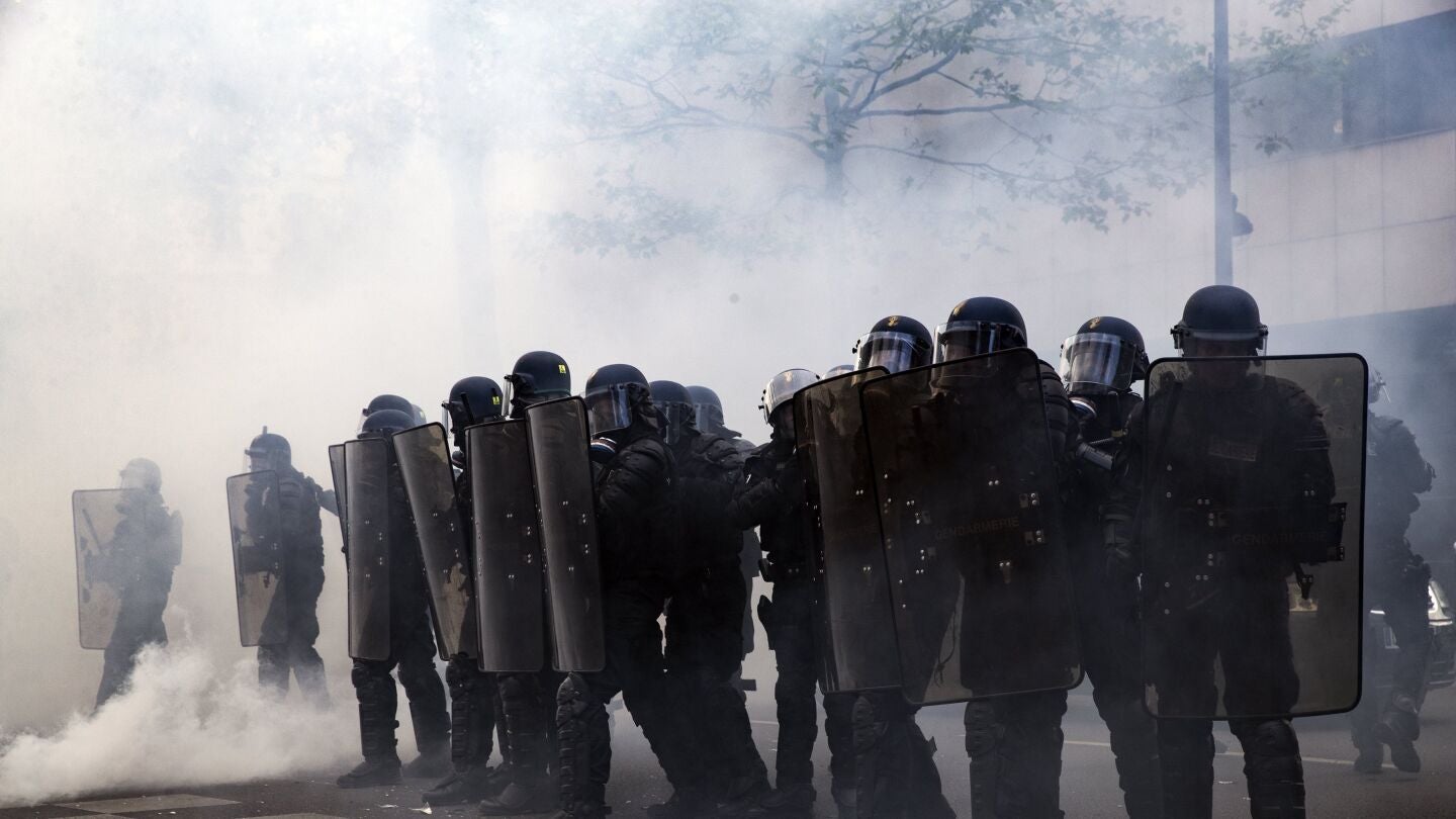 Estudiantes y miembros de movimientos antifascistas se enfrentan a la Polic&iacute;a