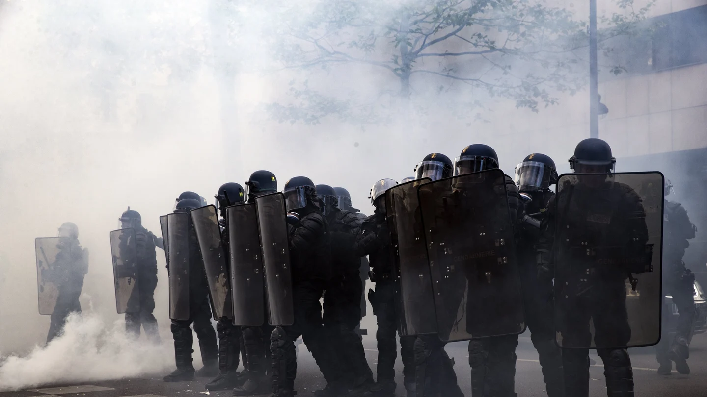 Estudiantes y miembros de movimientos antifascistas se enfrentan a la Policía Estudiantes y miembros de movimientos antifascistas se enfrentan a la Policía