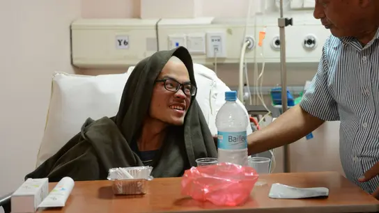 Liang Sheng Yueh atendido por los médicos Liang Sheng Yueh atendido por los médicos