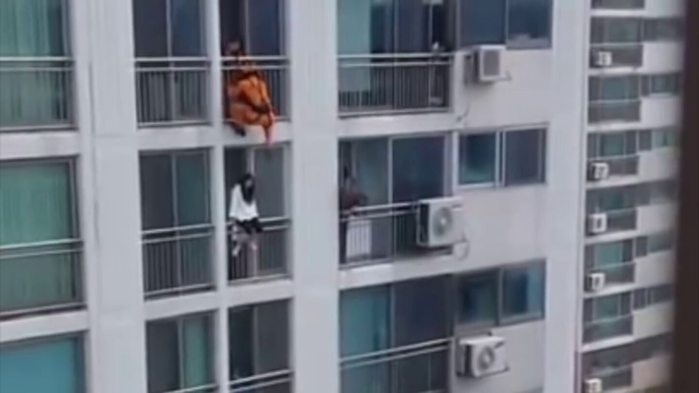 Frame 61.088686 de: La sobrecogedora maniobra de un bombero para evitar un suicidio desde un s&eacute;ptimo piso