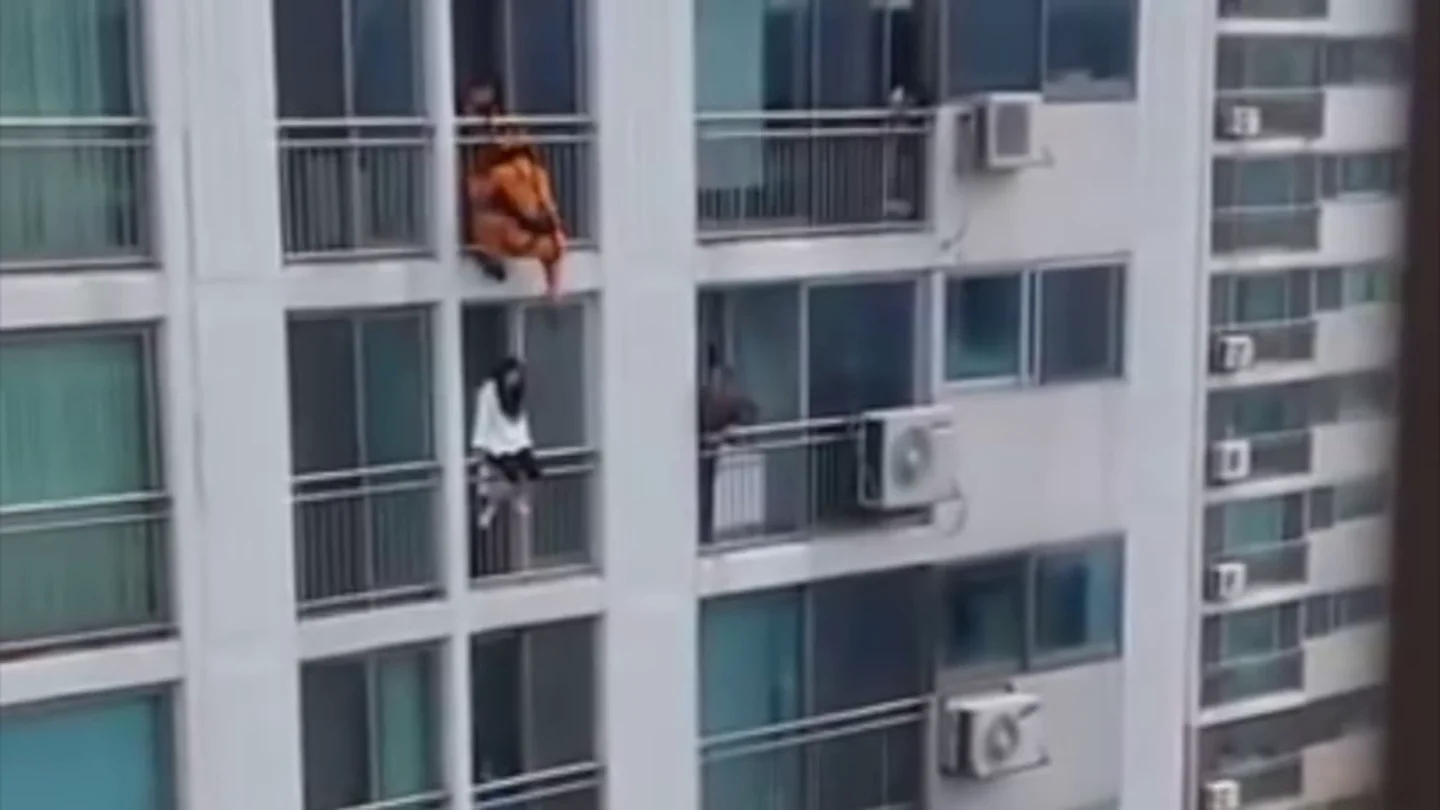 Frame 61.088686 de: La sobrecogedora maniobra de un bombero para evitar un suicidio desde un séptimo piso Frame 61.088686 de: La sobrecogedora maniobra de un bombero para evitar un suicidio desde un séptimo piso