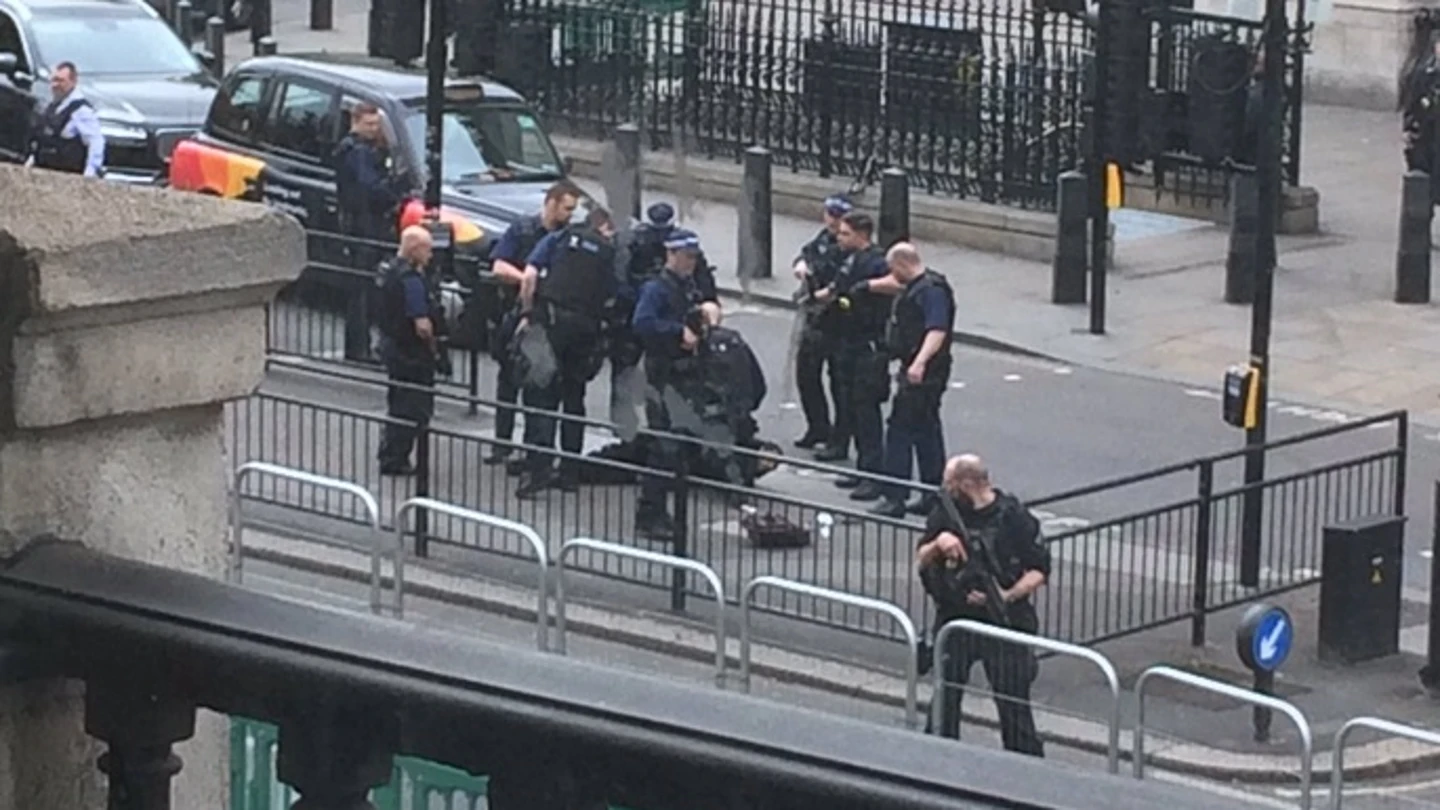Detienen a un hombre armado cerca de Westminster Detienen a un hombre armado cerca de Westminster