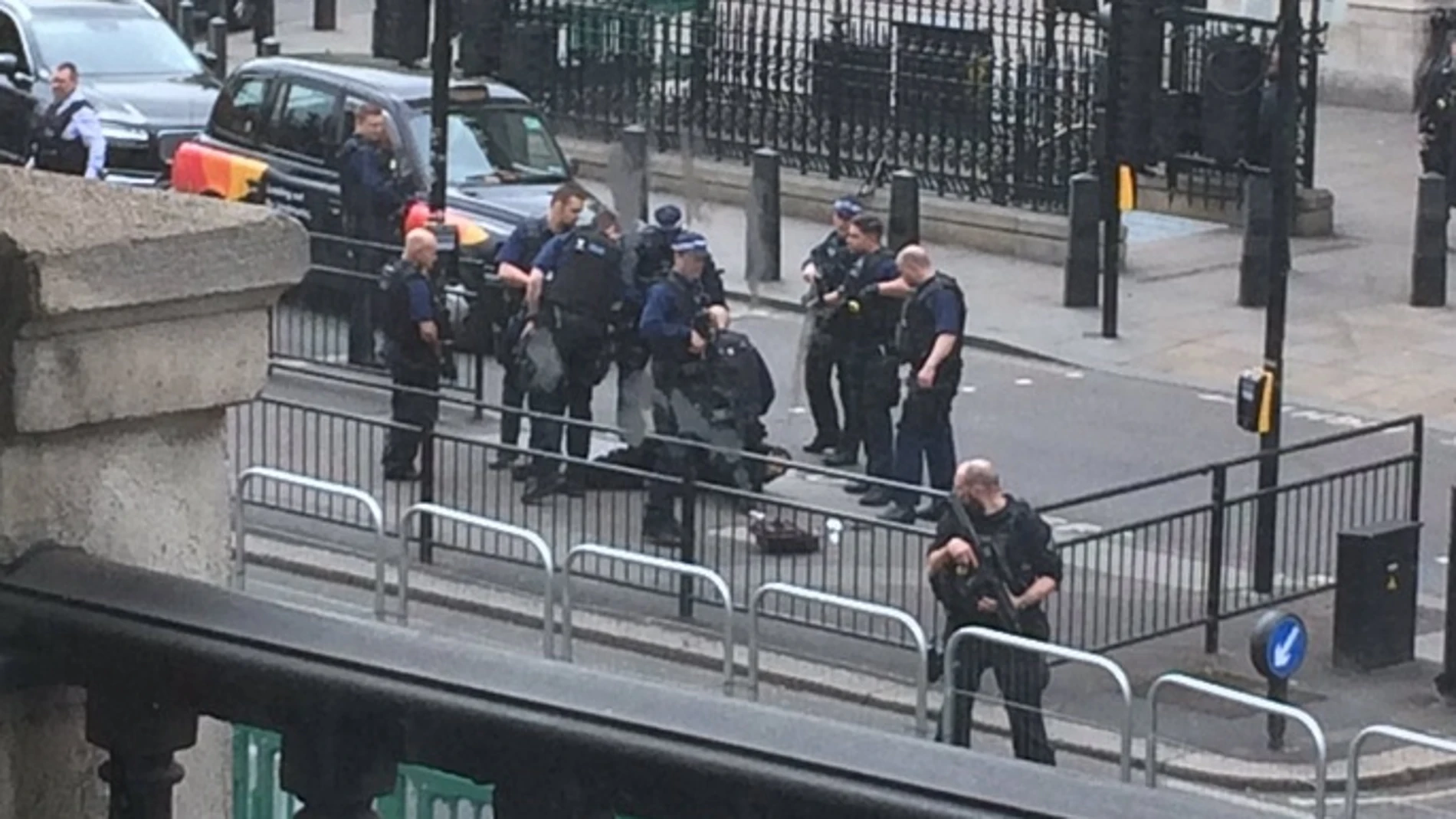 Detienen a un hombre armado cerca de Westminster