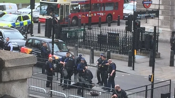 Detienen a un hombre armado cerca de Westminster