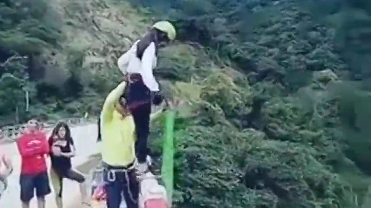 Frame 9.438429 de: El impactante accidente de una mujer que cae al r&iacute;o mientras realizaba puenting