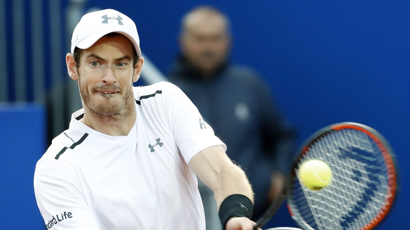 Andy Murray realizando un rev&eacute;s