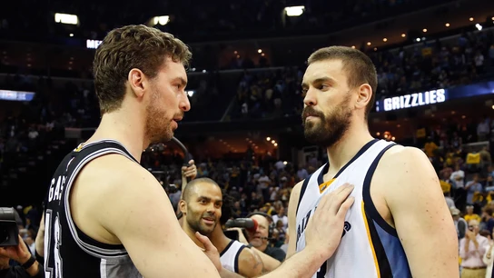 Pau Gasol saluda a su hermano Marc tras el partido Pau Gasol saluda a su hermano Marc tras el partido