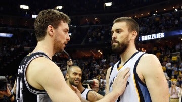 Pau Gasol saluda a su hermano Marc tras el partido