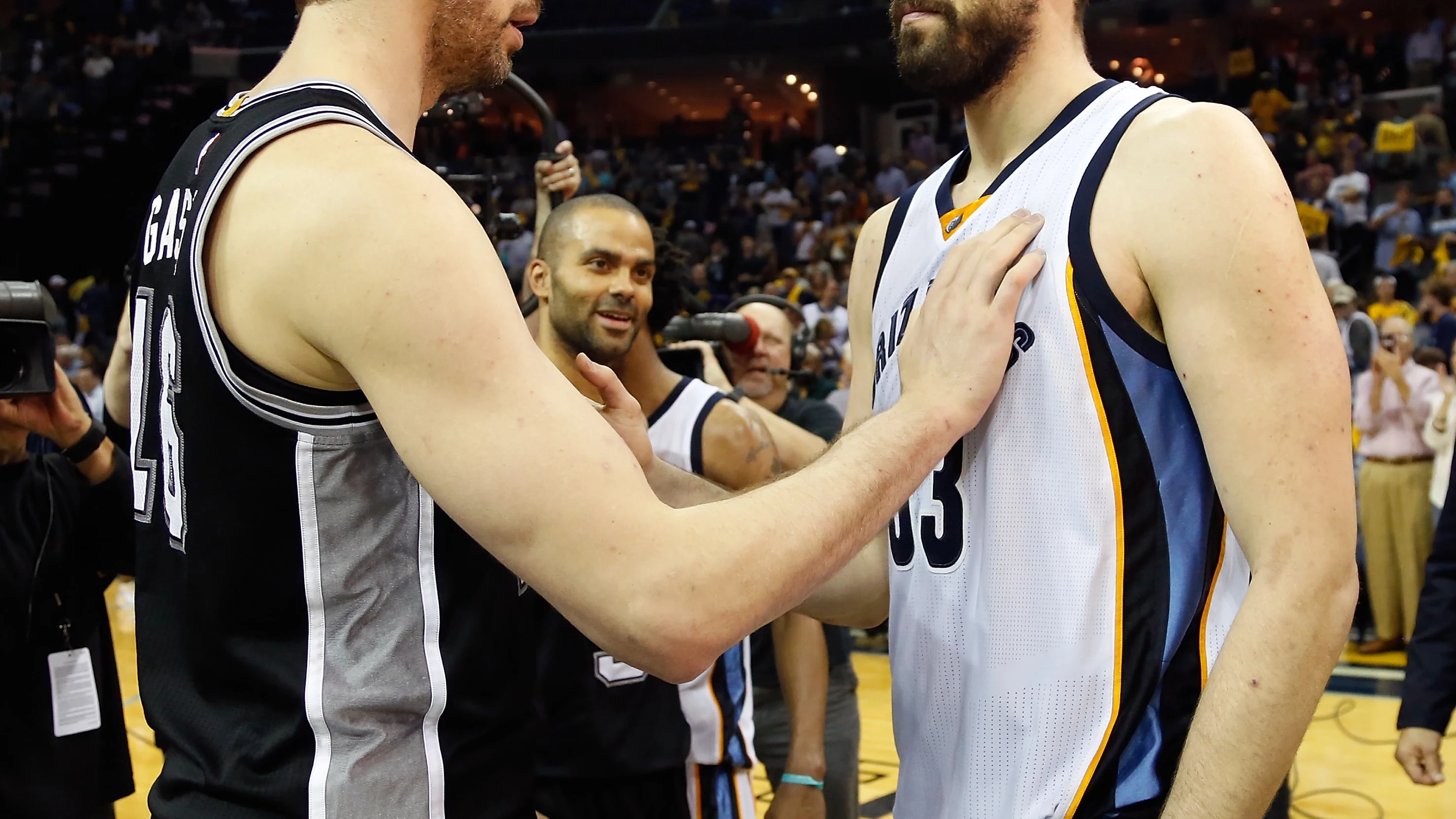 Pau Gasol saluda a su hermano Marc tras el partido