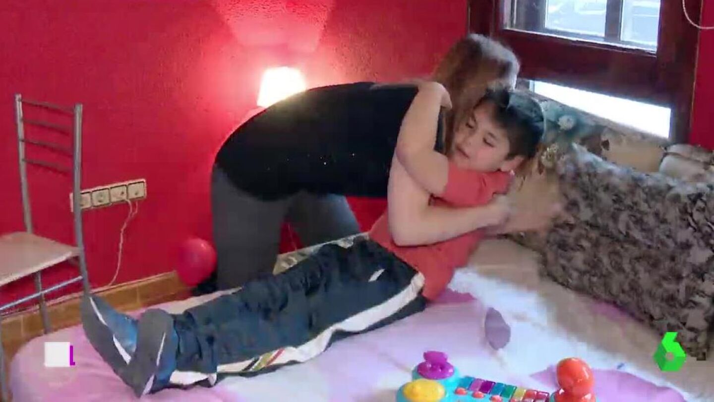 M&oacute;nica y su hijo &Aacute;ngel, con par&aacute;lisis cerebral