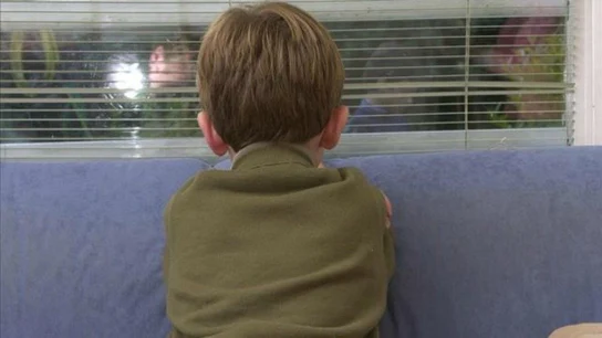 Un niño de espalda Un niño de espalda