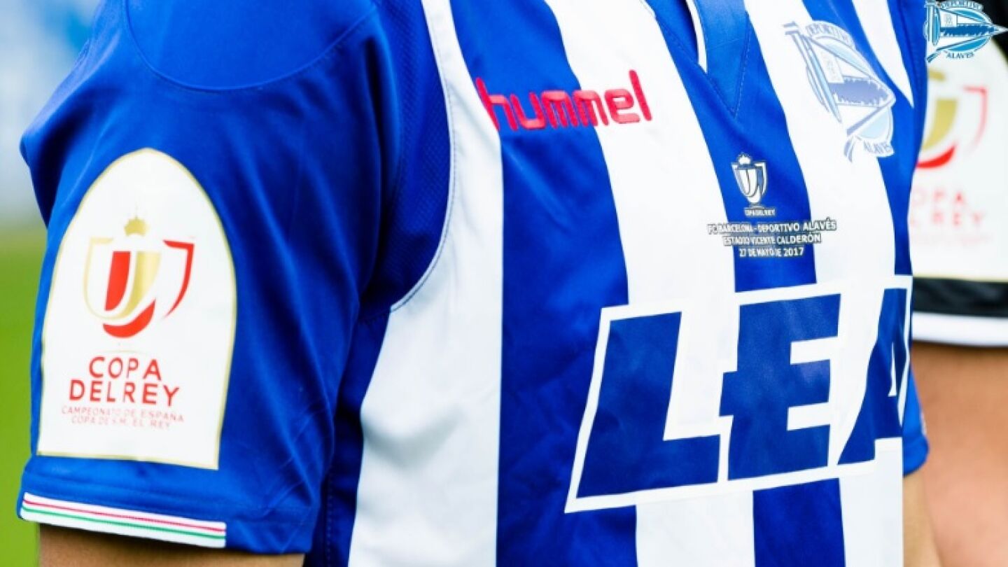 Detalle de la camiseta del Alav&eacute;s para la final de la Copa del Rey