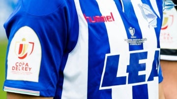 Detalle de la camiseta del Alavés para la final de la Copa del Rey