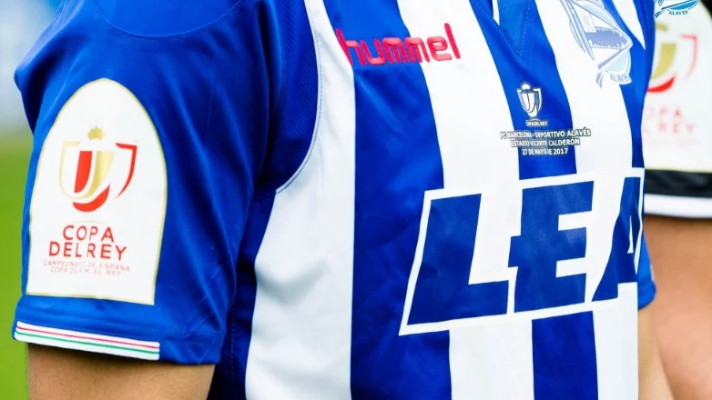 Detalle de la camiseta del Alavés para la final de la Copa del Rey