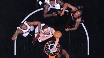 Pau Gasol pelea por un rebote ante los Rokcets