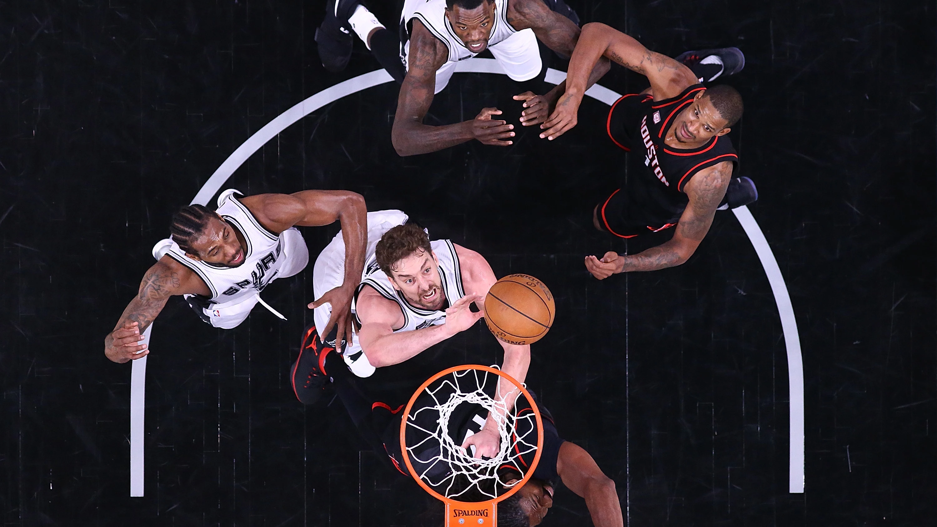 Pau Gasol pelea por un rebote ante los Rokcets