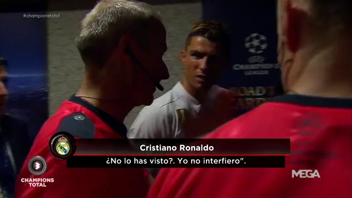 Frame 7.0561 de: Cristiano, pillado en el túnel de vestuarios comentando con Atkinson su posición de fuera de juego