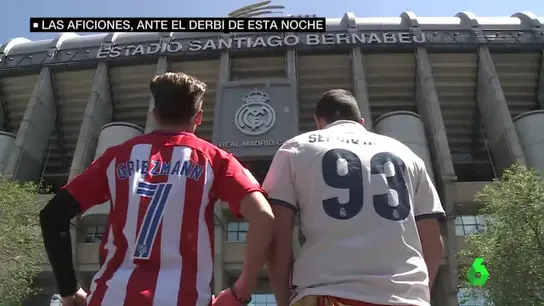 Dos aficionados de Real Madrid y Atlético frente al Bernabéu Dos aficionados de Real Madrid y Atlético frente al Bernabéu