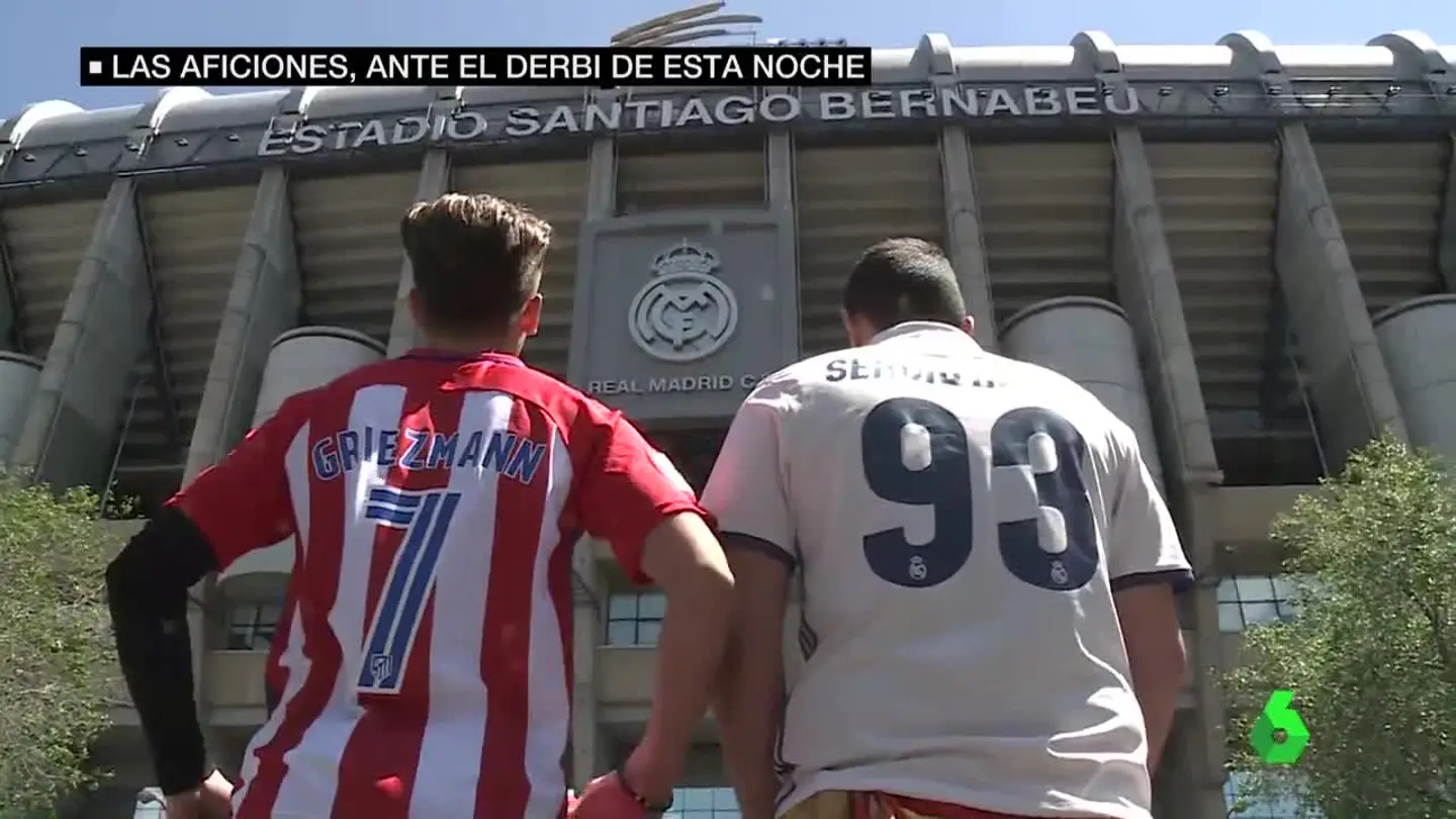 Dos aficionados de Real Madrid y Atlético frente al Bernabéu Dos aficionados de Real Madrid y Atlético frente al Bernabéu