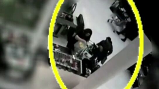 Frame 6.825761 de: El momento en el que una mujer intenta secuestrar el beb&eacute; de una desconocida en un hipermercado