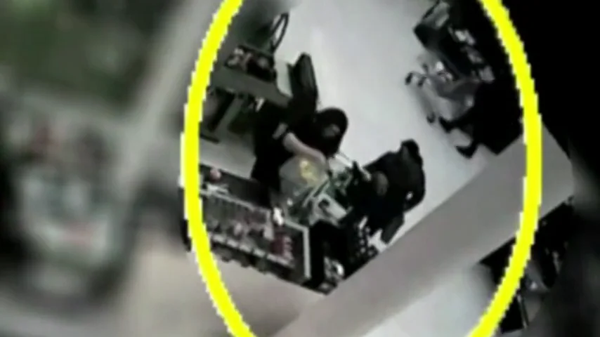 Frame 6.825761 de: El momento en el que una mujer intenta secuestrar el beb&eacute; de una desconocida en un hipermercado