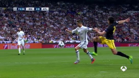 Frame 60.01619 de: El derechazo de Cristiano en el &aacute;rea para sumar el 2-0 para el Madrid ante el Atl&eacute;tico