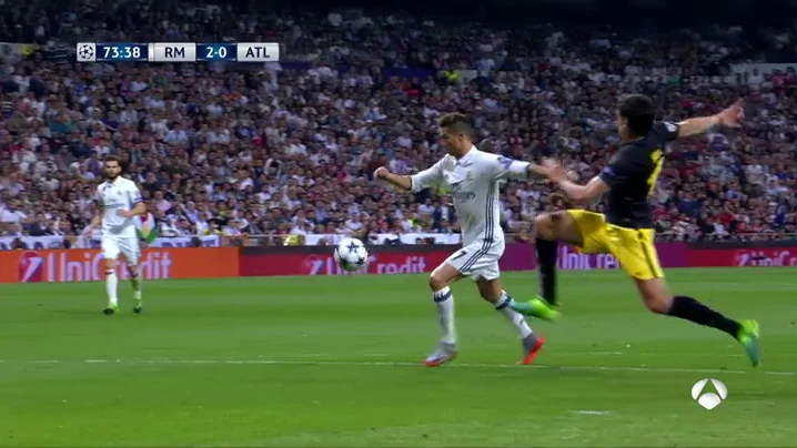 Frame 60.01619 de: El derechazo de Cristiano en el área para sumar el 2-0 para el Madrid ante el Atlético