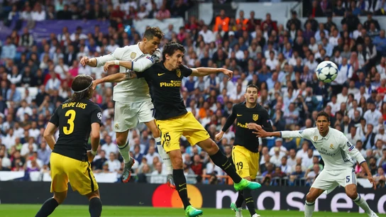 Cristiano Ronaldo anotando un gol de cabeza Cristiano Ronaldo anotando un gol de cabeza