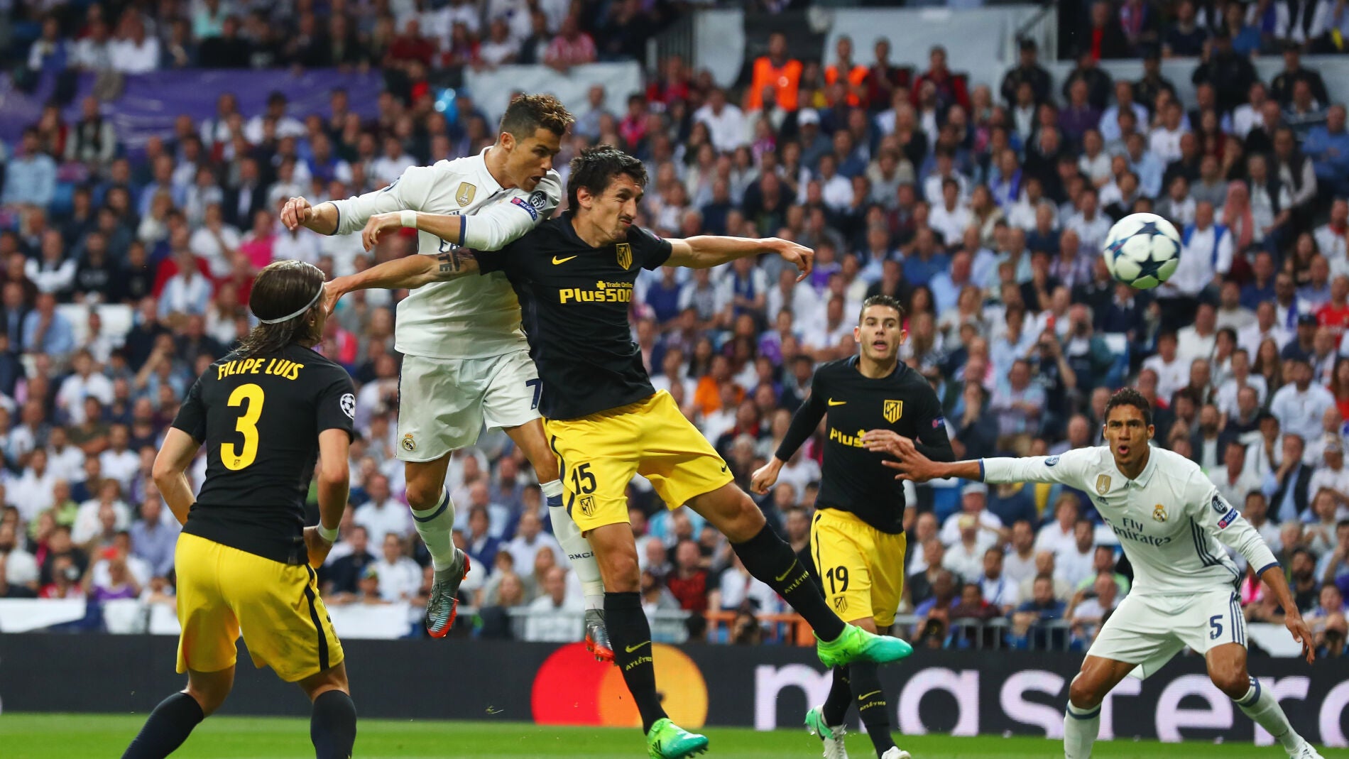 Cristiano Ronaldo anotando un gol de cabeza