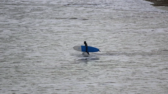 Un surfista, en Coldingham Bay Un surfista, en Coldingham Bay
