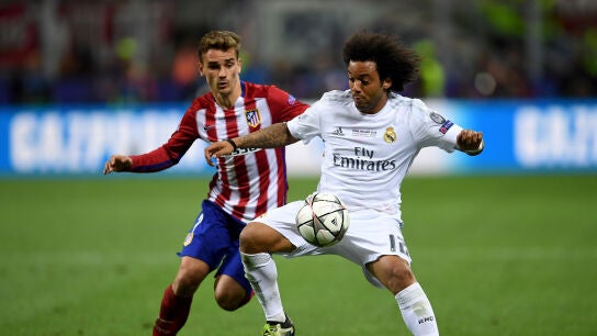 Marcelo y Griezmann pelean por un bal&oacute;n