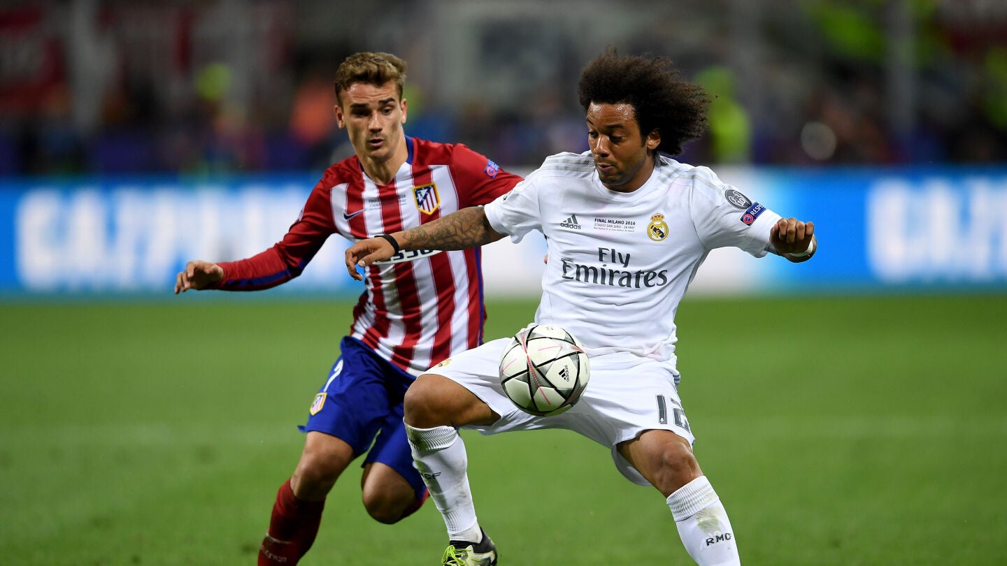 Marcelo y Griezmann pelean por un bal&oacute;n