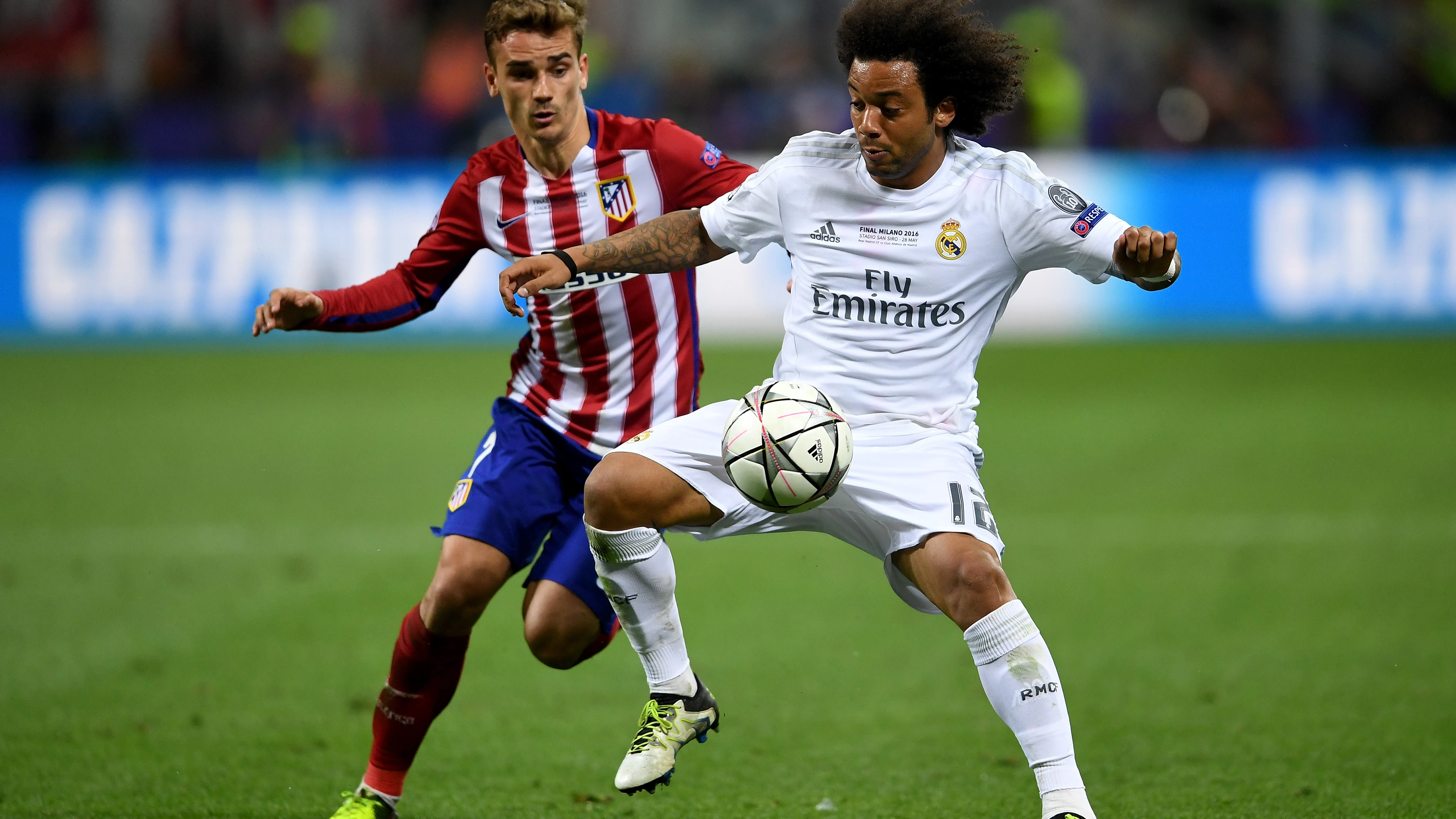 Marcelo y Griezmann pelean por un balón Marcelo y Griezmann pelean por un balón