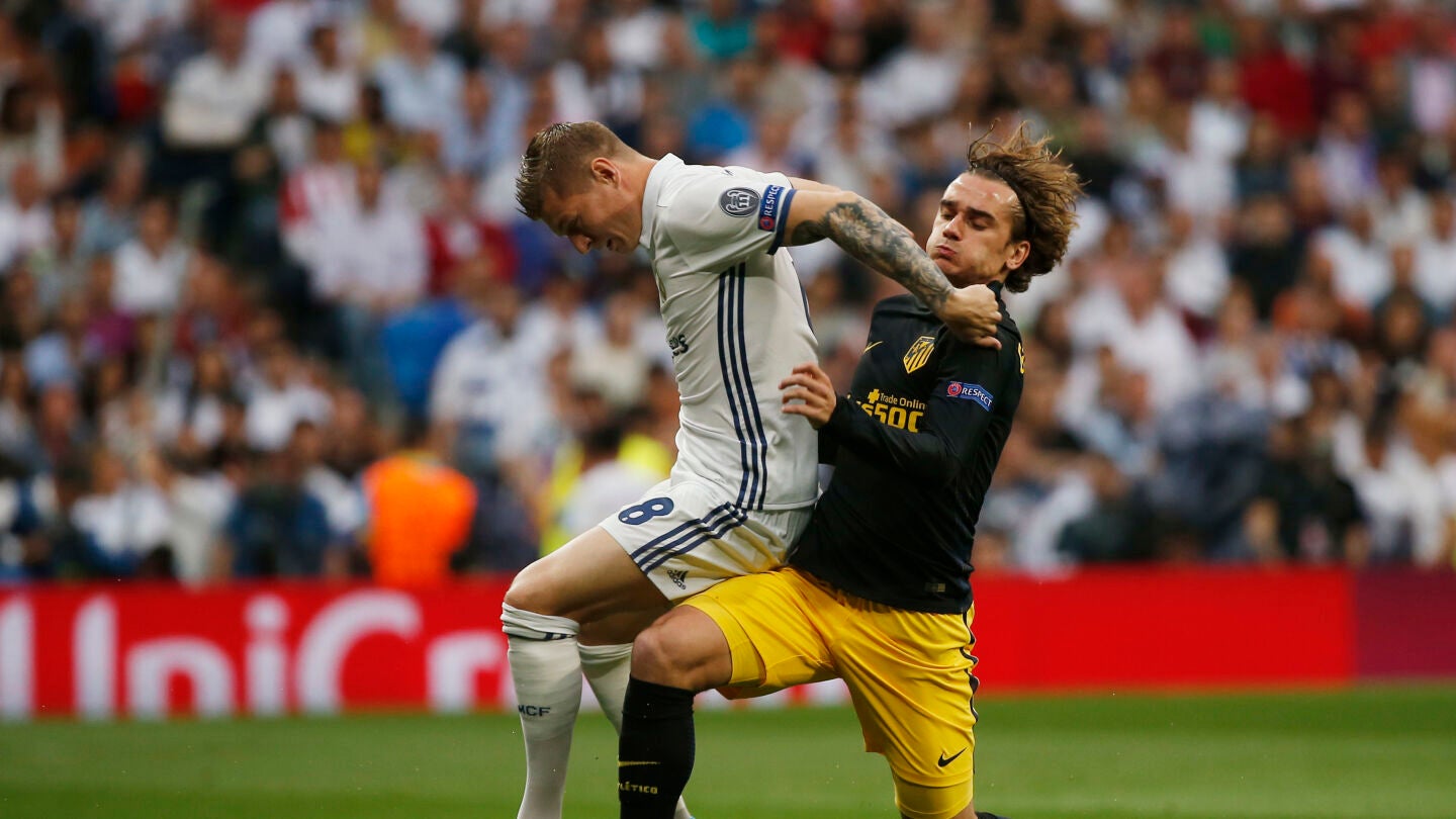 Kroos y Griezmann durante el derbi
