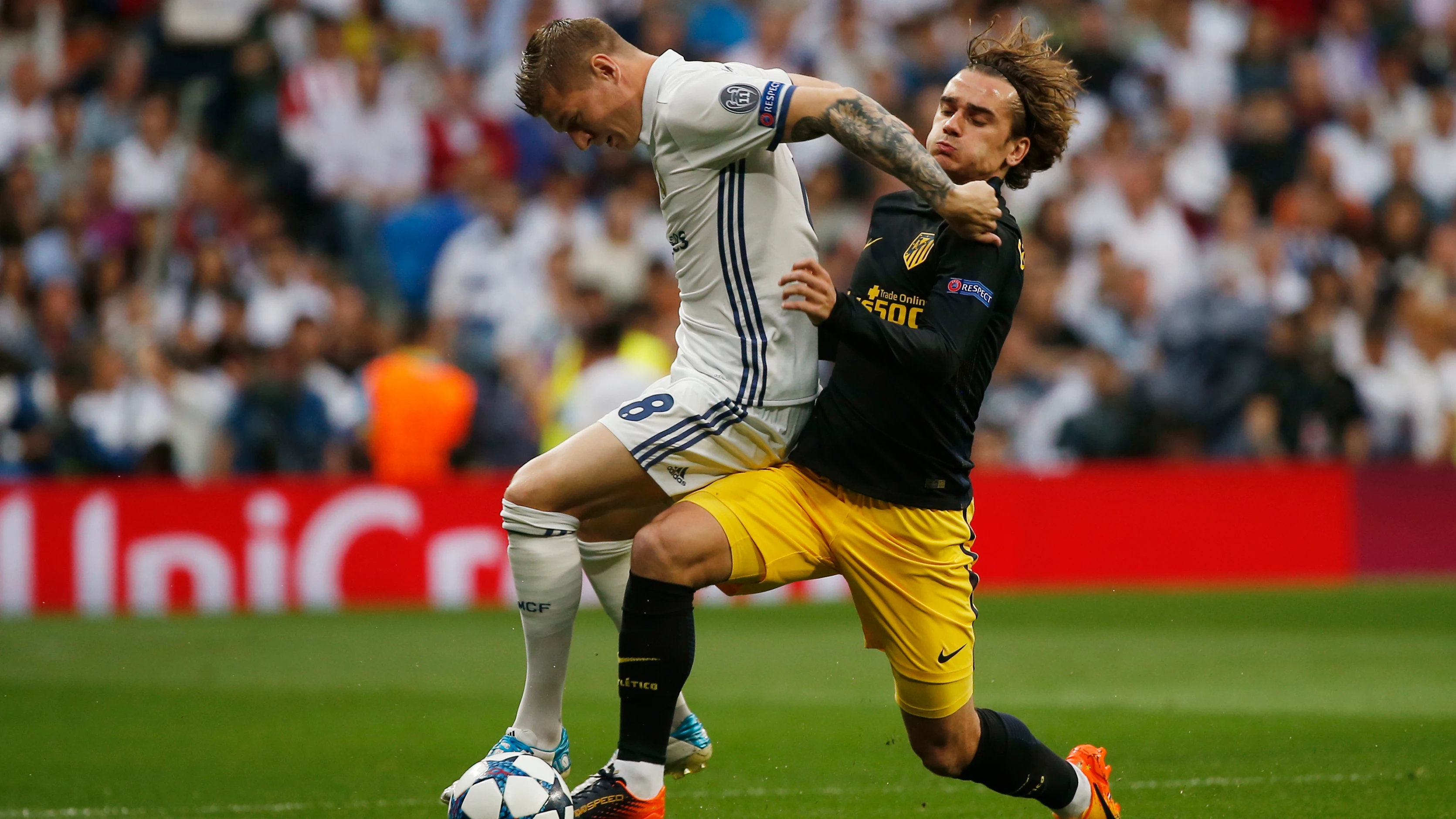 Kroos y Griezmann durante el derbi