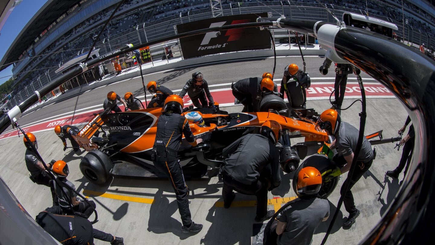Fernando Alonso realiza una parada en el pit lane en el trazado de Sochi