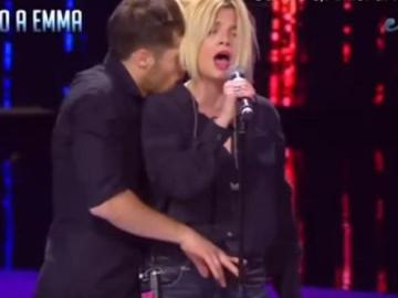 Emma Marrone sufre un abuso sexual mientras ensaya en la televisión italiana Emma Marrone sufre un abuso sexual mientras ensaya en la televisión italiana