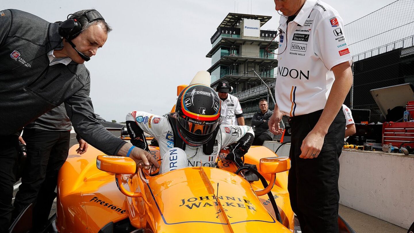 Fernando Alonso, subi&eacute;ndose a su monoplaza para disputar las 500 millas de Indian&aacute;polis